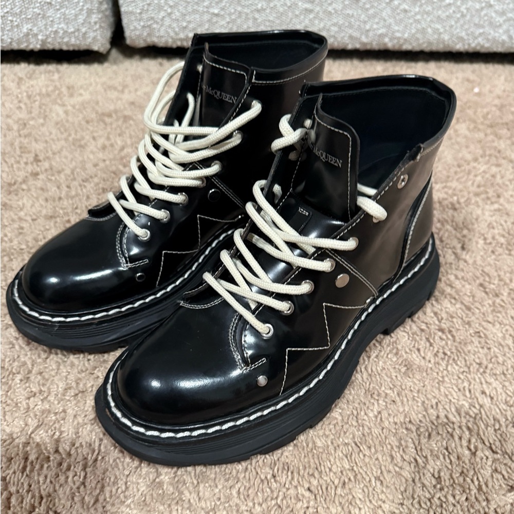 Alexander McQueen Tread Lace Up Boots in Black sz 39